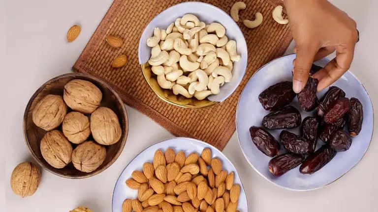 Πότε είναι καλύτερο να τρώμε ξηρούς καρπούς και αποξηραμένα φρούτα: χρήσιμες συμβουλές που οι περισσότεροι δεν γνώριζαν